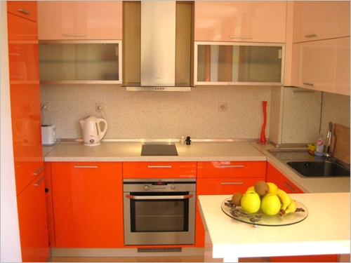 Кухня по проект в бяло и оранжево от Negova Style