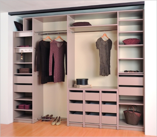 Разпределение на вграден гардероб в ниша от стена до стена